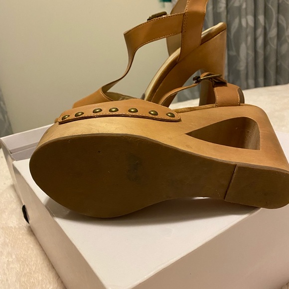 ALDO Women's Tan Baraby Cut Out T Bar Wedge Sandals - Picture 6 of 13